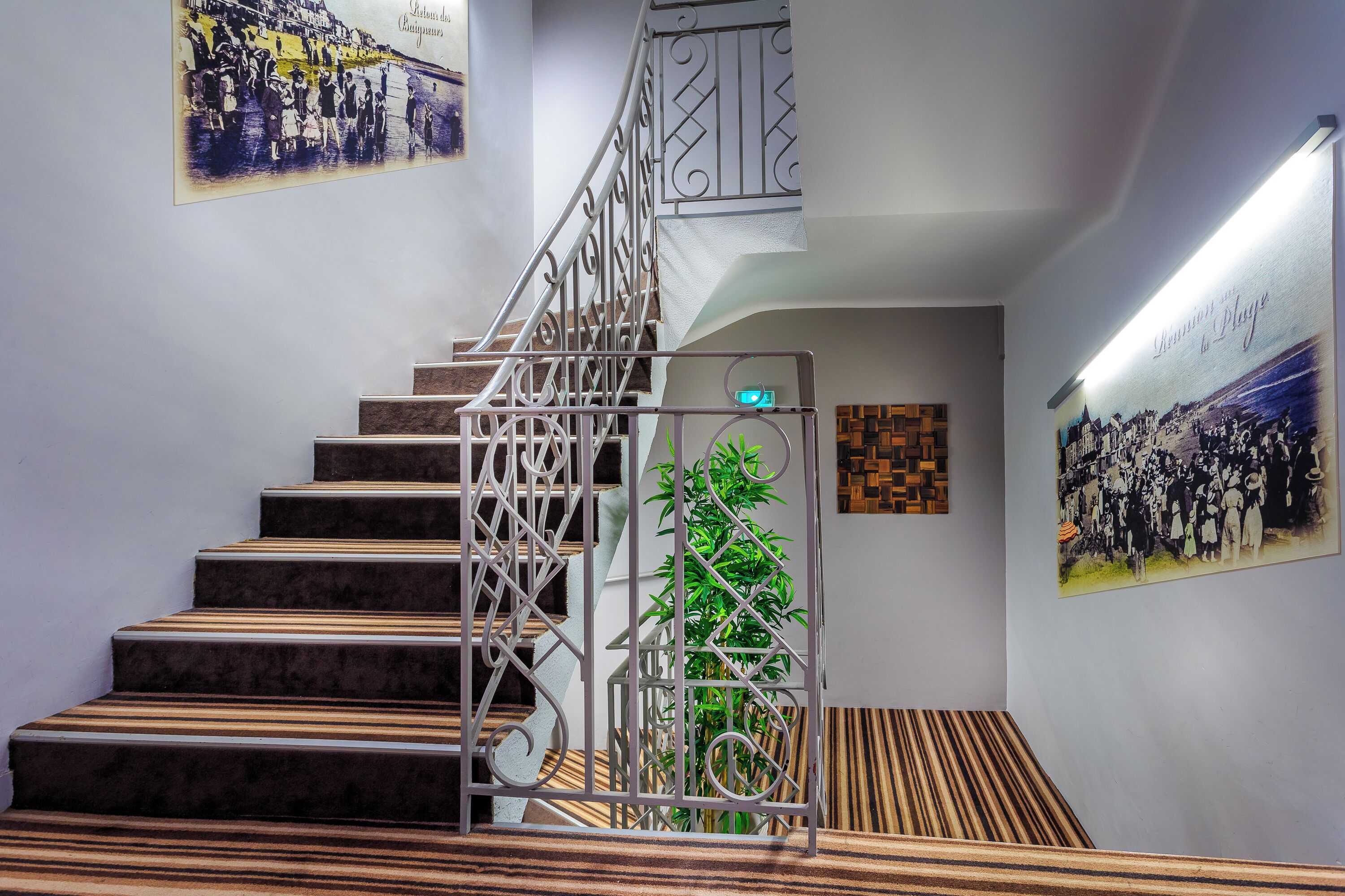 Handrails in hallways