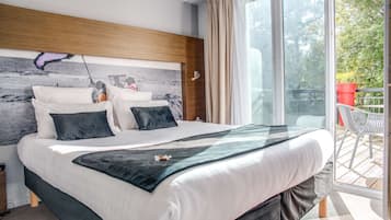 Superior kamer, 1 queensize bed, niet-roken, terras | Een kluis op de kamer, een bureau, verduisterende gordijnen