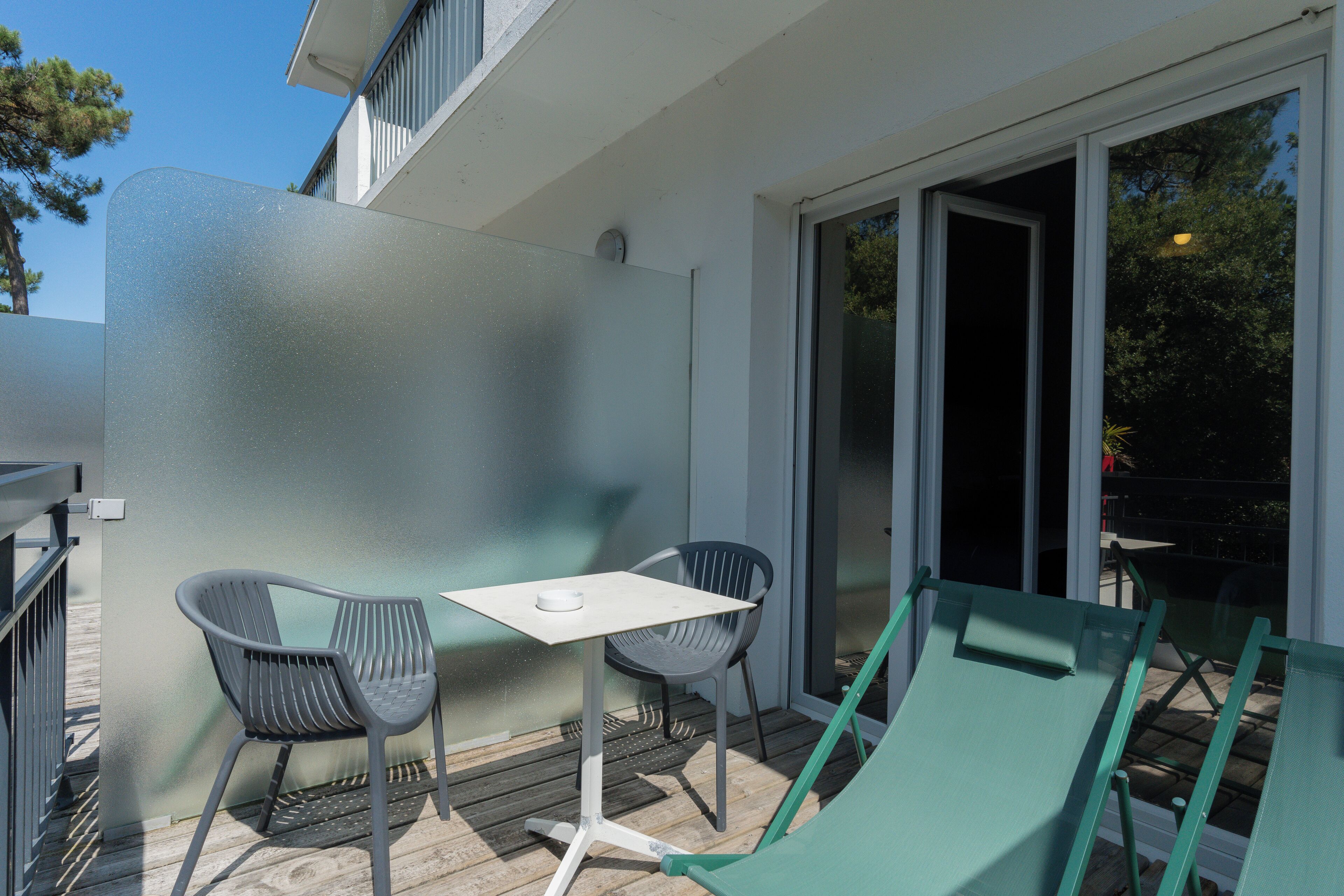 Chambre Confort, 1 grand lit, terrasse, vue jardin | Coffres-forts dans les chambres, bureau, rideaux occultants