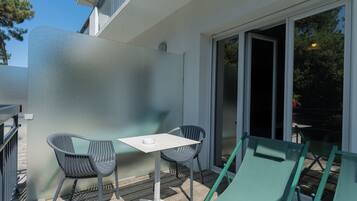 Comfort kamer, 1 queensize bed, terras, uitzicht op tuin | Een kluis op de kamer, een bureau, verduisterende gordijnen