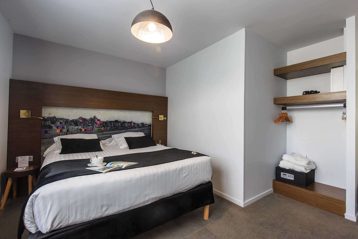 Classic Room, 1 Queen Bed, Non Smoking | In-room safe, desk, blackout drapes, soundproofing
