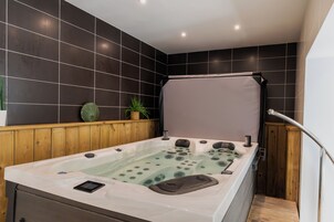 Salas de tratamiento para parejas, un sauna, una bañera de hidromasaje