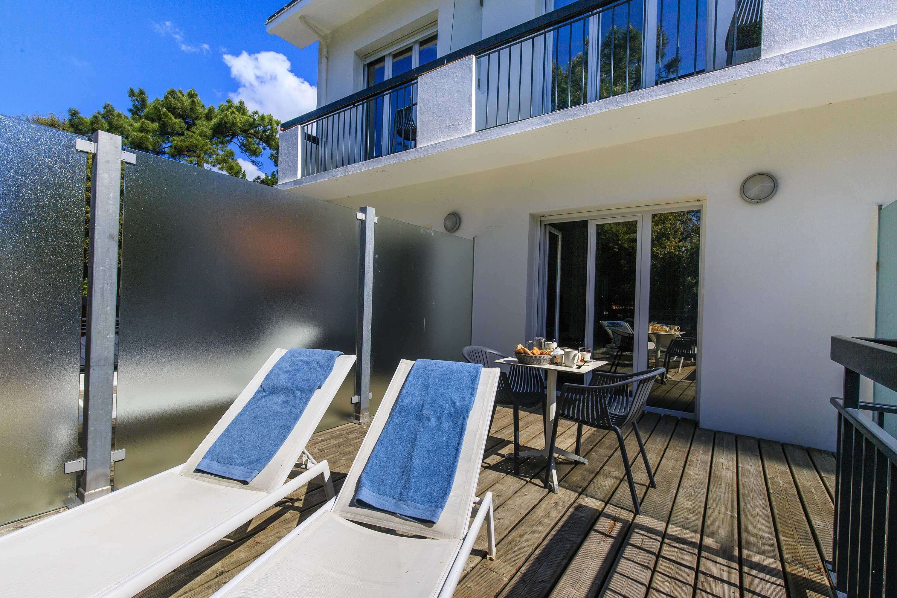 Chambre Supérieure, 1 grand lit, non-fumeurs, terrasse | Coffres-forts dans les chambres, bureau, rideaux occultants