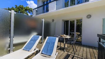 Chambre Supérieure, 1 grand lit, non-fumeurs, terrasse | Coffres-forts dans les chambres, bureau, rideaux occultants