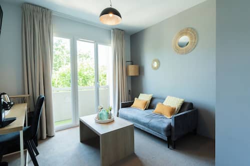 Chambre Exclusive, 1 grand lit, non-fumeurs (Twin bed on request;with Sofabed) | Coffres-forts dans les chambres, bureau, rideaux occultants