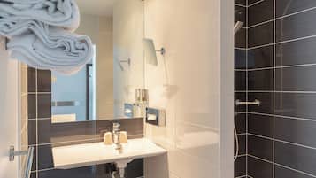 Habitación Confort, 1 cama Queen size, Terraza, vista al jardín | Baño | Regadera, amenidades de baño gratuitas, secadora de cabello, toallas