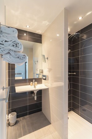 Habitación Confort, 1 cama de matrimonio, terraza, vistas al jardín | Baño | Ducha, artículos de higiene personal gratuitos y secador de pelo