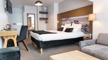 Chambre Familiale, 1 grand lit, non-fumeurs (with Sofabed) | Coffres-forts dans les chambres, bureau, rideaux occultants