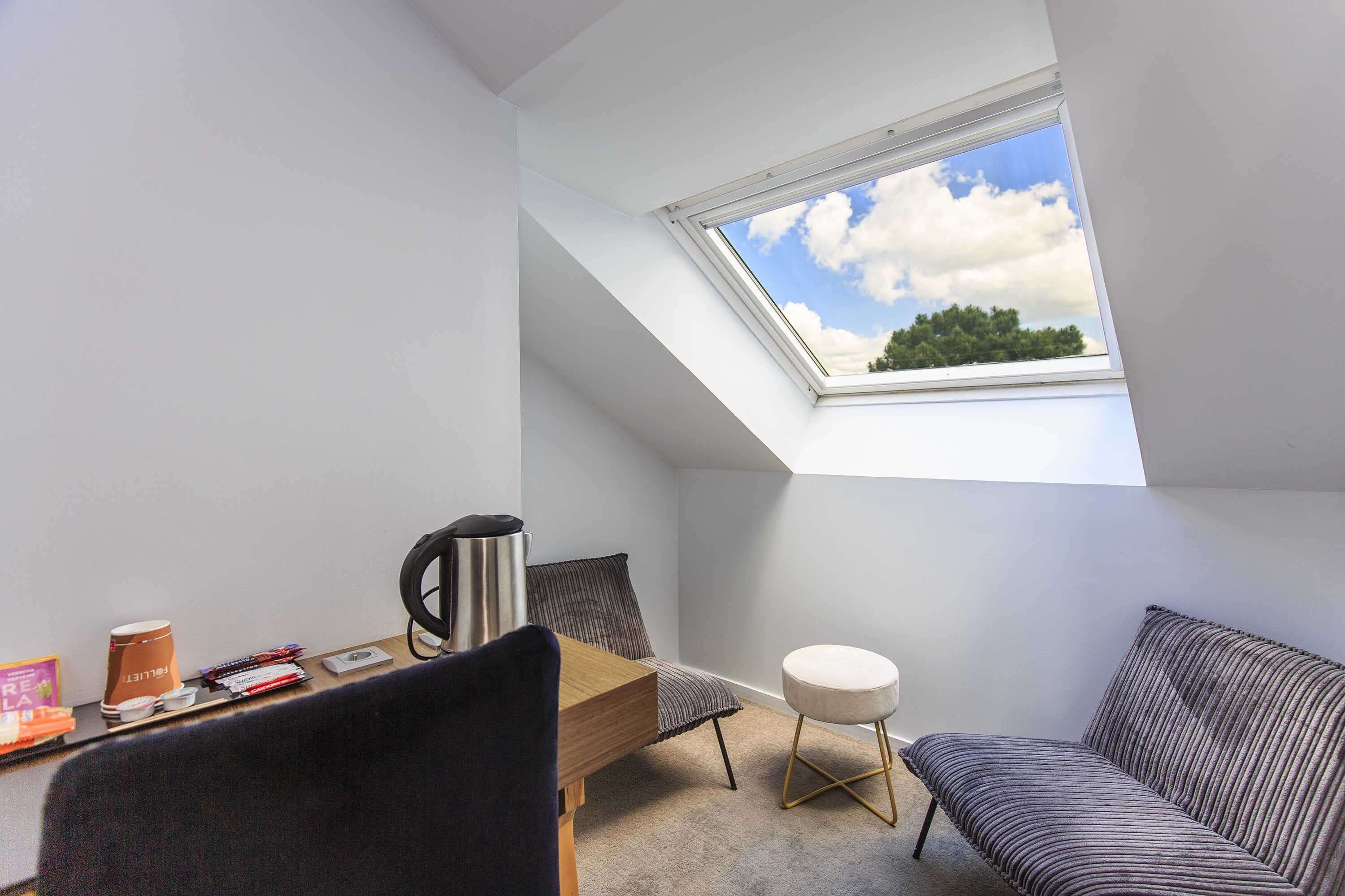 classic room, 1 queen bed, non smoking | in-room safe, desk, blackout curtains, soundproofing