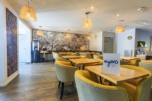 Se ofrece un desayuno bufé (15.00 EUR por persona)