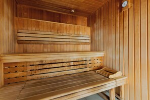 Salas de tratamiento para parejas, un sauna, una bañera de hidromasaje