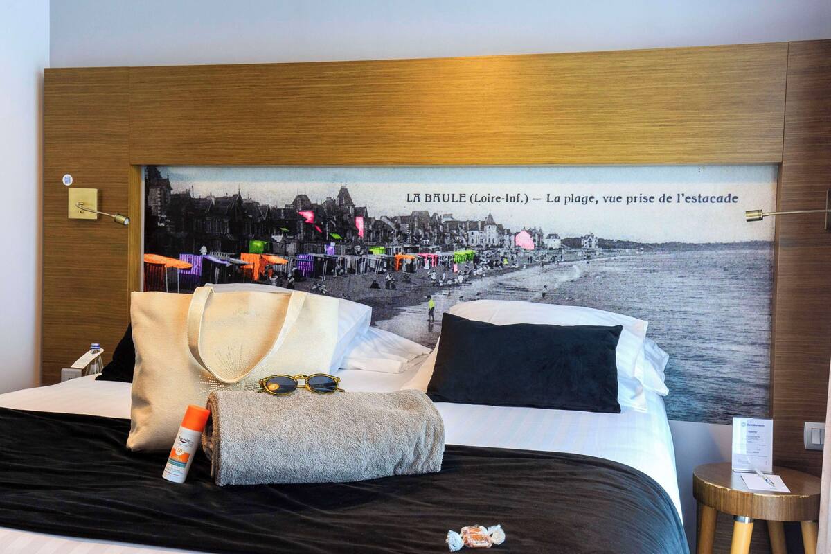 classic room, 1 queen bed, non smoking | in-room safe, desk, blackout curtains, soundproofing