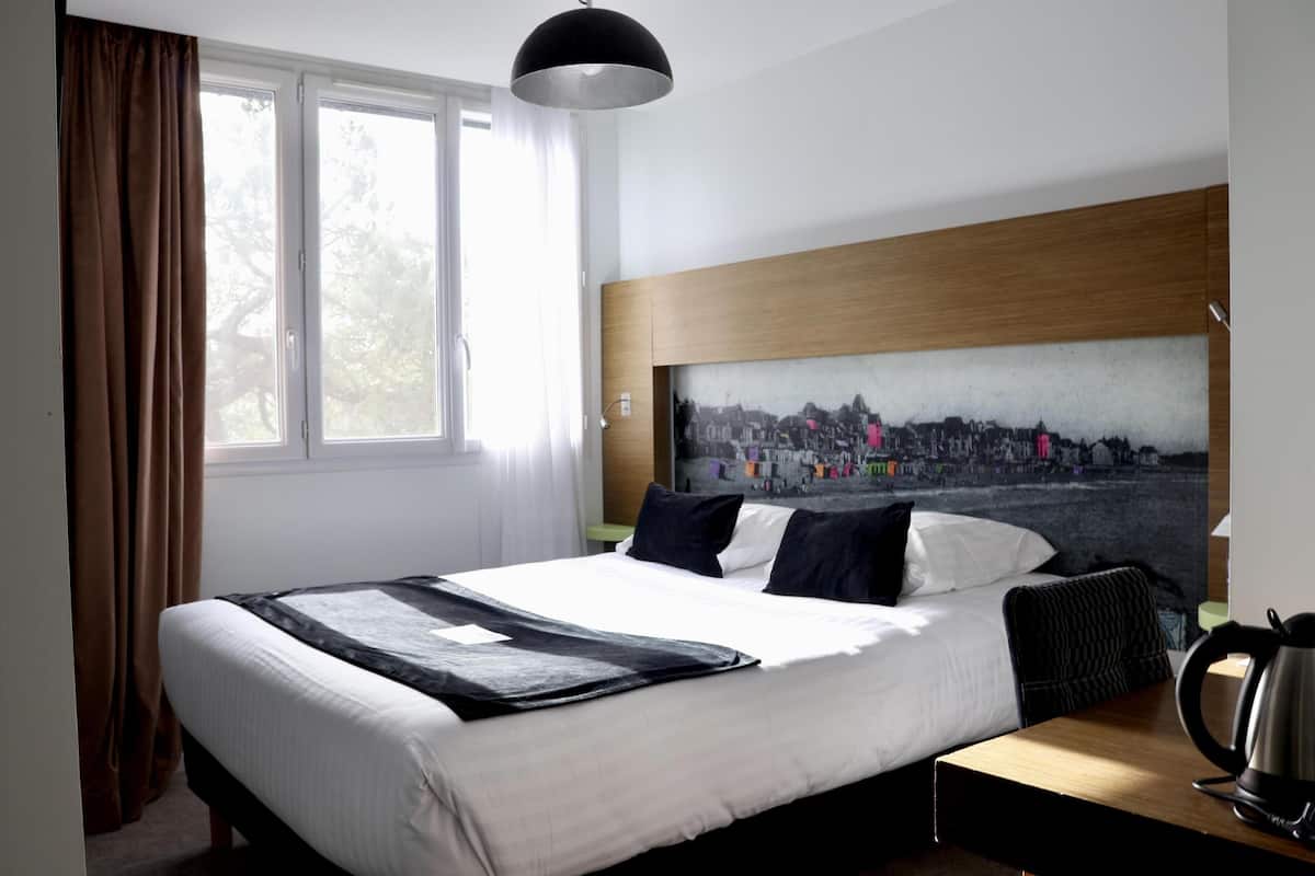 Classic Room, 1 Queen Bed, Non Smoking | In-room safe, desk, blackout curtains, soundproofing