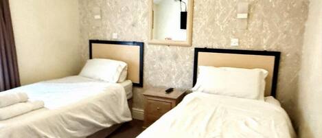 Habitación estándar con 2 camas individuales | Ropa de cama hipoalergénica y escritorio