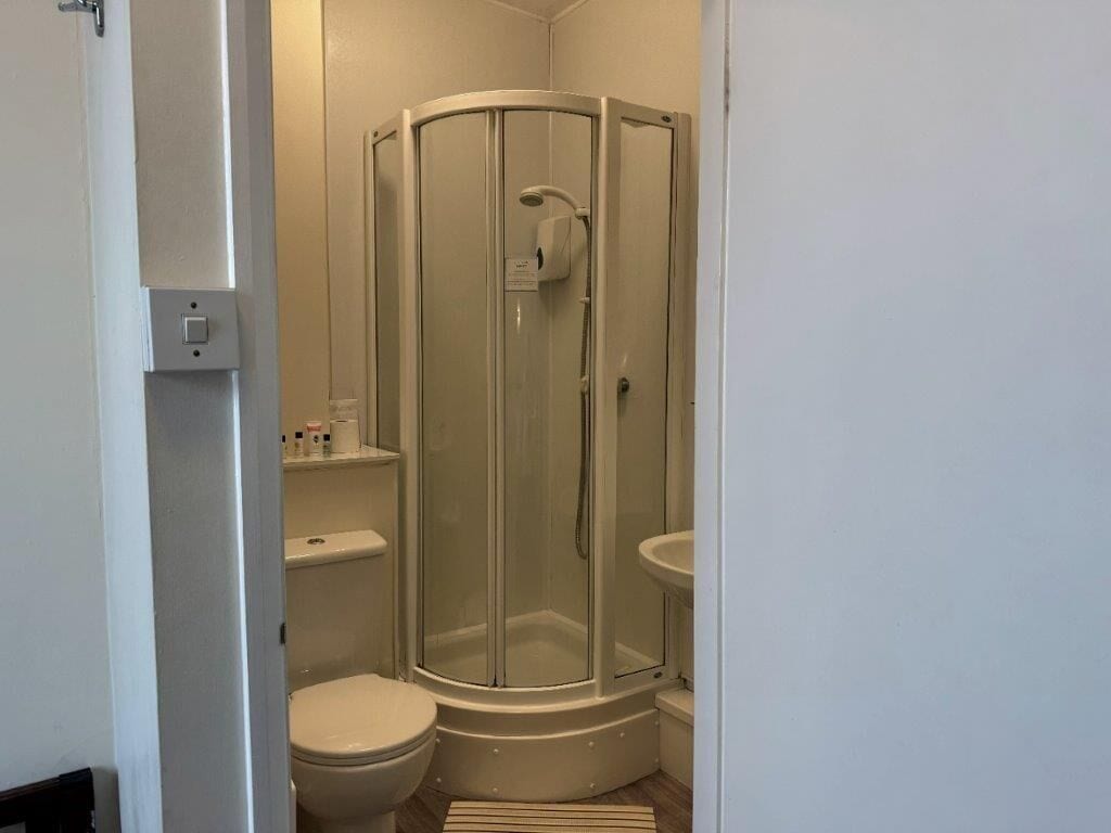 Combined shower/tub, free toiletries, hair dryer, towels