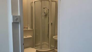 Combined shower/tub, free toiletries, hair dryer, towels