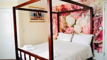 Allergitestade sängkläder, skrivbord och arbetsyta för laptop