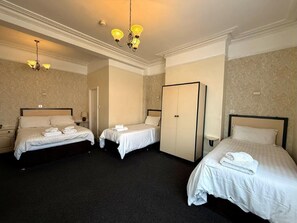 Familienzimmer | Allergikerbettwaren, Schreibtisch, laptopgeeigneter Arbeitsplatz