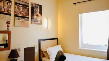 Standard enkelrum | Allergitestade sängkläder, skrivbord och arbetsyta för laptop