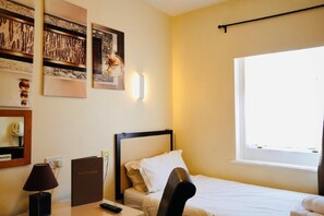 Habitació individual estàndard | Roba de llit hipoal·lergògena i escriptori 
