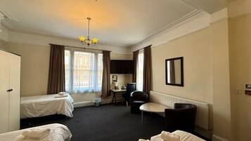 Familjerum | Allergitestade sängkläder, skrivbord och arbetsyta för laptop