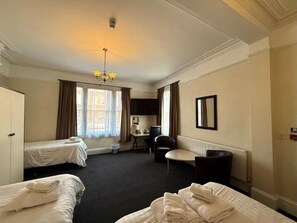 Familienzimmer | Allergikerbettwaren, Schreibtisch, laptopgeeigneter Arbeitsplatz