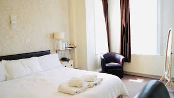 Standard dubbelrum | Allergitestade sängkläder, skrivbord och arbetsyta för laptop