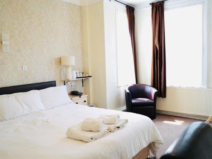 Quarto casal standard | Roupas de cama antialérgicas, escrivaninha