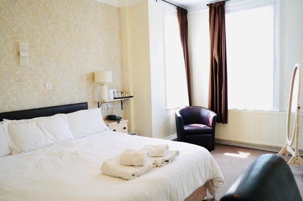 Standard Double Room | Hypo-allergenic bedding, desk, laptop workspace, soundproofing - Deincourt Hotel (Newark)