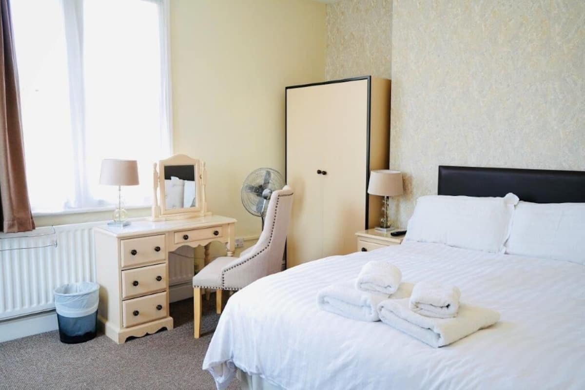 Standard-Doppelzimmer | Allergikerbettwaren, Schreibtisch, laptopgeeigneter Arbeitsplatz