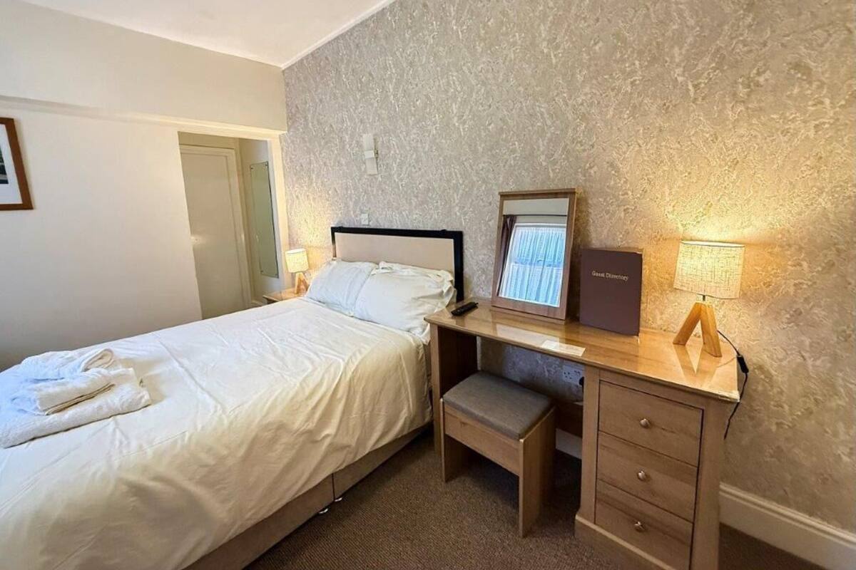 Double Room | Hypo-allergenic bedding, desk, laptop workspace, soundproofing