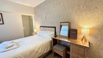 Double Room | Hypo-allergenic bedding, desk, laptop workspace, soundproofing