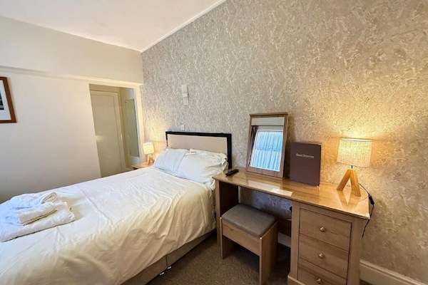 Double Room | Hypo-allergenic bedding, desk, laptop workspace, soundproofing