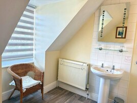 Standard Double Room | Bathroom | Combined shower/bathtub, free toiletries, hair dryer, towels