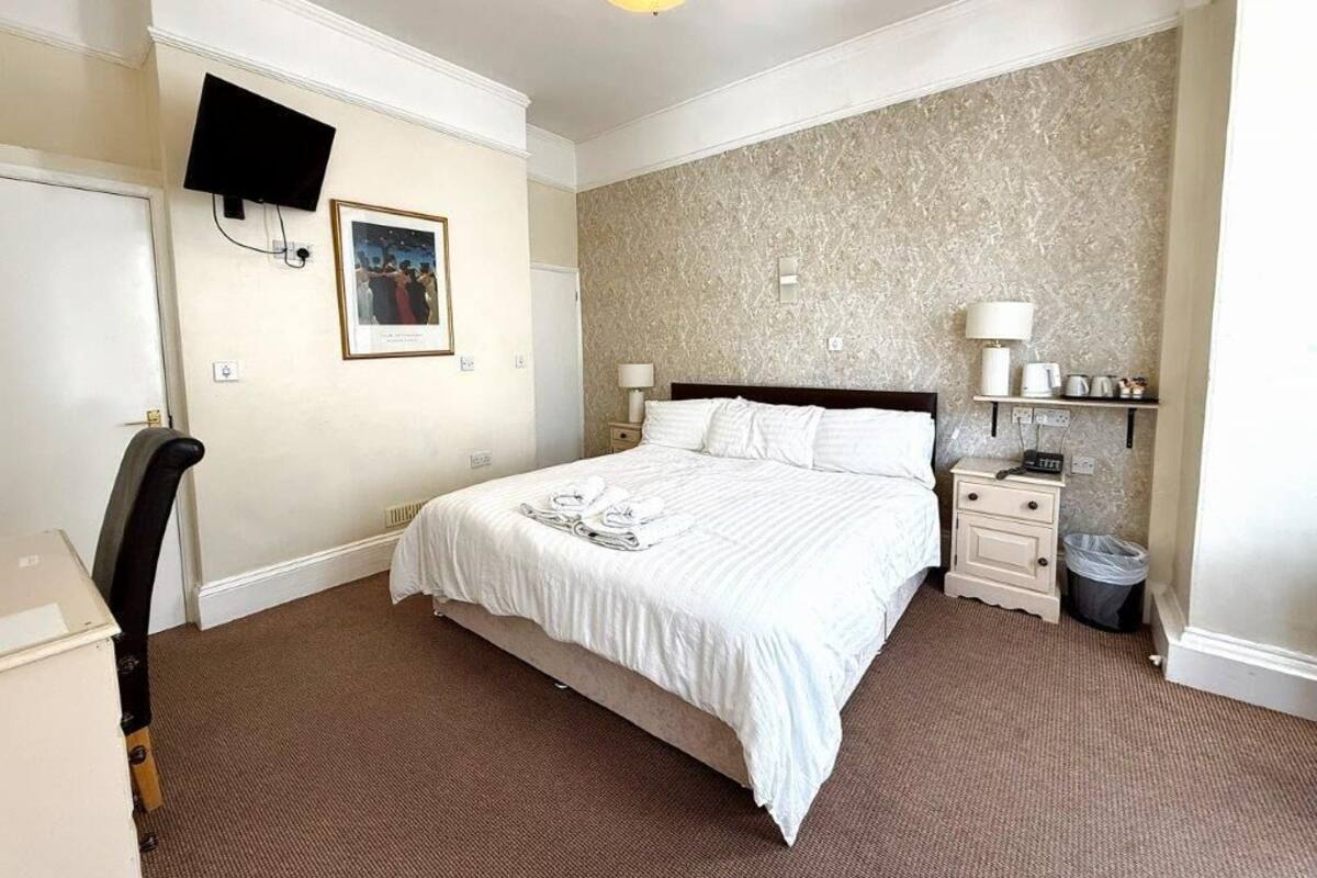 Superior Double Room | Hypo-allergenic bedding, desk, laptop workspace, soundproofing