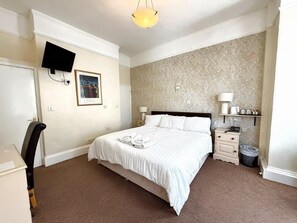 Hypo-allergenic bedding, desk, laptop workspace, soundproofing -  Deincourt Hotel (Newark)