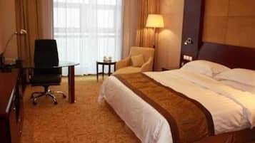 Superior Room | Minibar, in-room safe, desk, blackout drapes