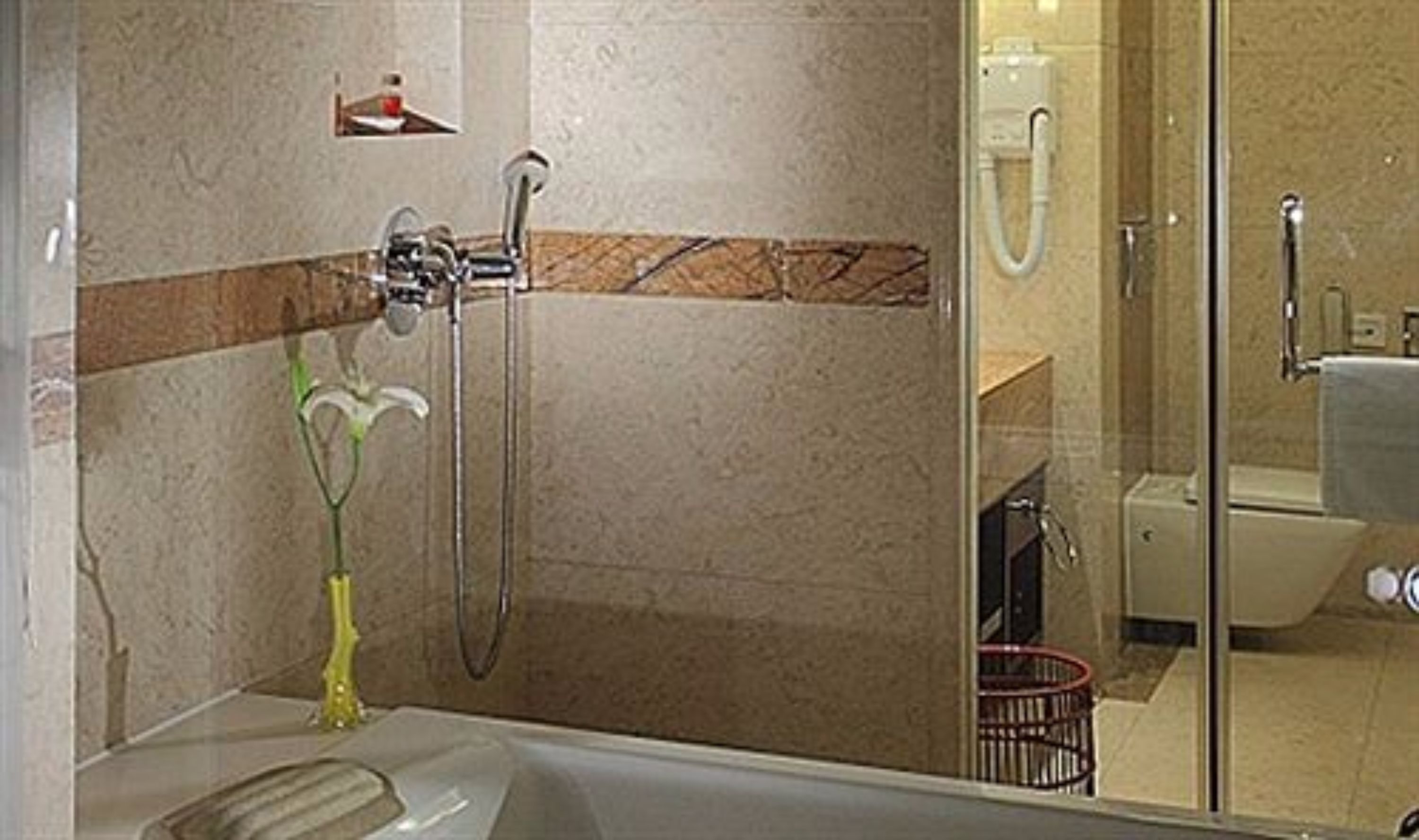 Un baño con bañera, ducha e inodoro.
