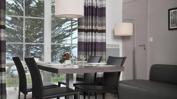 Appartement 2 chambres vue mer (Terrasse Rez de chaussée ) | Dineren in de kamer
