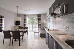Refrigerador, microondas, placa de cocina, lavavajillas