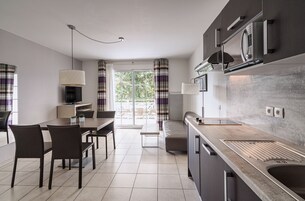 Apartamento standard, 1 quarto, vista para o jardim | Cozinha privada | Geladeira, micro-ondas, cooktop, lava-louças