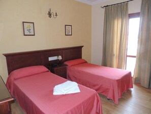 Minibar, värdeförvaringsskåp på rummet, skrivbord och barnsängar