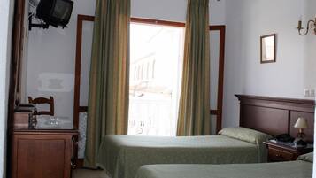 Minibar, coffres-forts dans les chambres, bureau, lits bébé