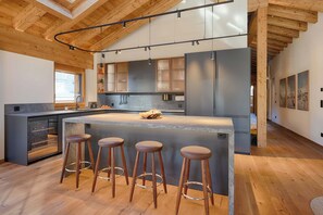 Penthouse Signature | Cuisine privée | Grand réfrigérateur, micro-ondes, four, plaque de cuisson