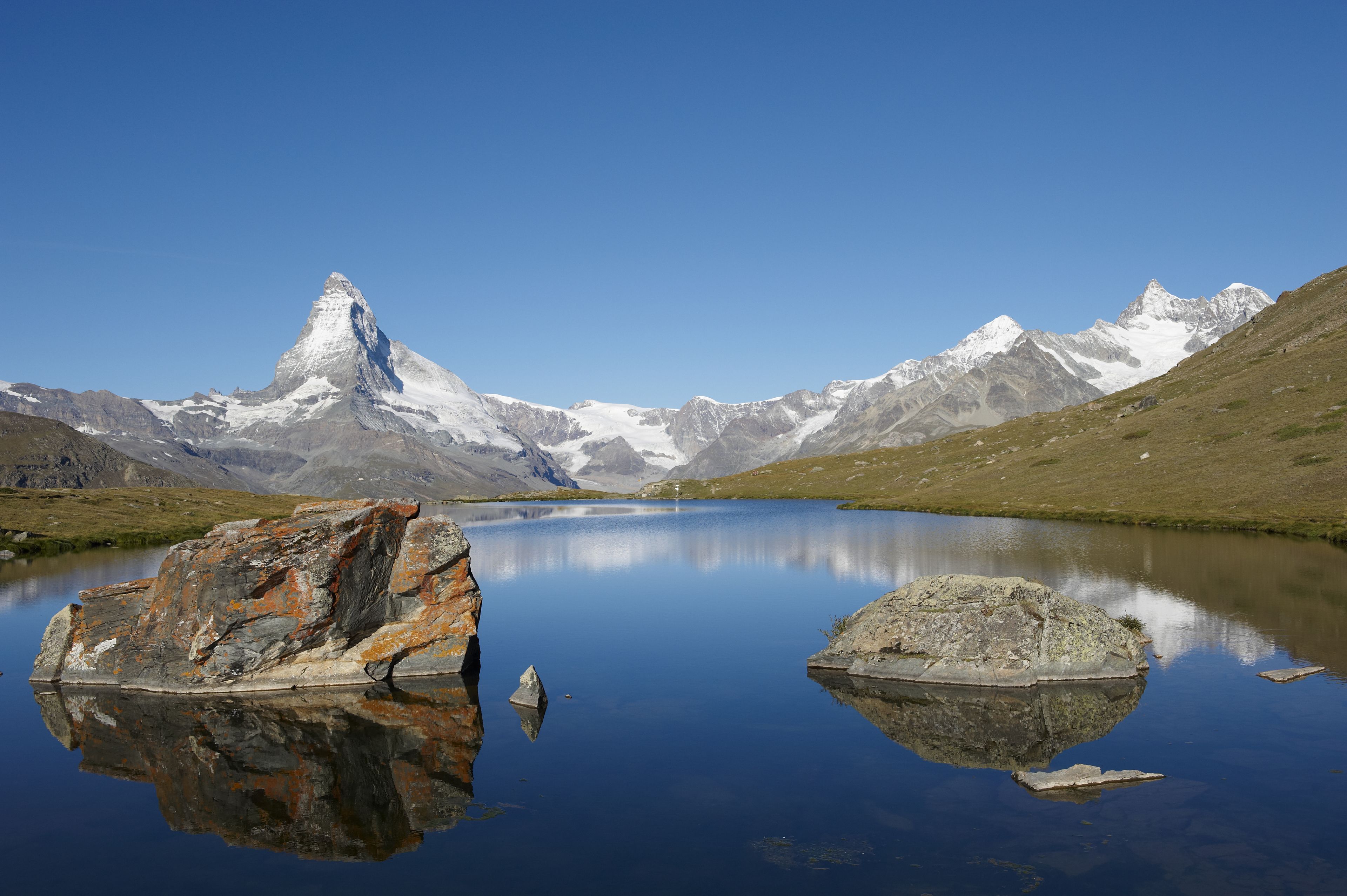 Un lac paisible, avec un sommet de montagne en arrière-plan.