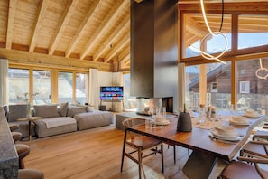 特色頂樓客房 | 起居區 | 平面電視、 DVD 播放機