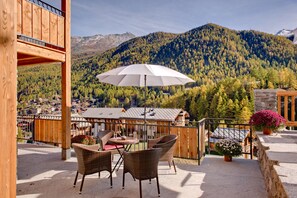 Luxury Chalet, 4 Bedrooms, Hot Tub, Mountain View (Castor) | Egyptian cotton sheets, hypo-allergenic bedding, individually decorated - Luxury Chalets & Apartments by MX Zermatt (Zermatt)