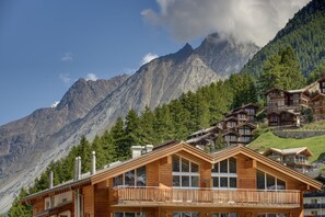Egyptian cotton sheets, hypo-allergenic bedding, individually decorated - Mountain Exposure Luxury Chalets & Penthouses & Apartments (Zermatt)
