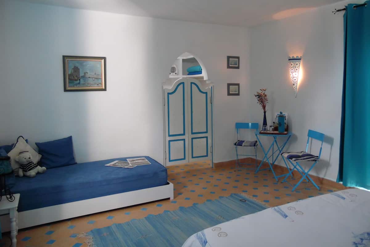 Ropa de cama de alta calidad, colchones con efecto memoria y escritorio
