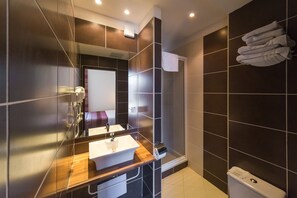 Shower, hair dryer, towels - Le 21 Hotel (Saint-Raphael)